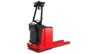 Le transpalette automatisé T-MATIC core Fenwick automatise le chargement de camions dans la zone d’expédition.