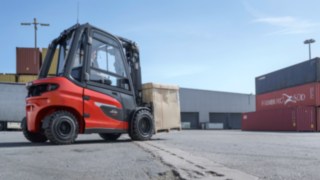 Le chariot électrique X30 Linde MH en utilisation extérieure