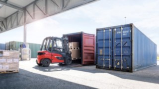 The container version of the X20 – X35 is ideal for loading and unloading containers The container version of the X20 – X35 forklift truck from Fenwick