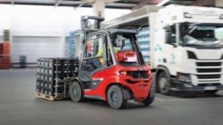 Le chariot gaz H35 charge des camions en continu chez Heurich. Le chariot gaz H35 Fenwick