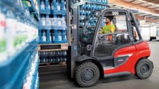Le chariot thermique H35 Linde Material Handling en action dans un entrepôt.