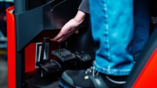 Chariot à mât rétractable Fenwick avec pédalier réglable en hauteur