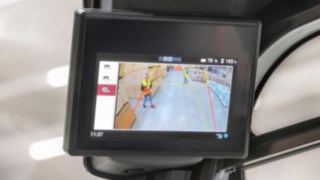 L’écran de la caméra de recul Fenwick Reverse Assist Camera de Fenwick permet de voir l’environnement situé derrière le chariot.