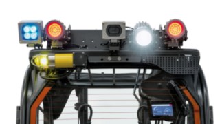 Différents systèmes d’éclairage de sécurité et la caméra de recul Fenwick Reverse Assist Camera sur le chariot électrique antidéflagrant E14 de Fenwick 