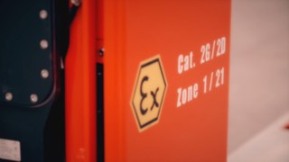 Marquage indiquant les classes de protection contre les explosions sur un chariot à mât rétractable antidéflagrant Fenwick R14 EX.