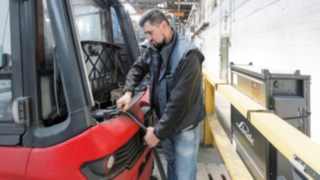 Un chariot électrique E30 Fenwick à une station de recharge