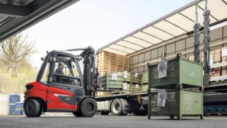 Un chariot électrique Fenwick X35 déchargeant un camion