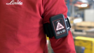 Le Module Piéton de Fenwick aide à respecter la distanciation Le Module Piéton de Fenwick au bras d’un employé