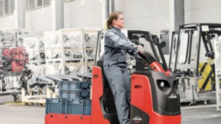 Collaboratrice Linde avec tracteur sur le site de l'usine Collaboratrice Linde avec tracteur sur le site de l'usine