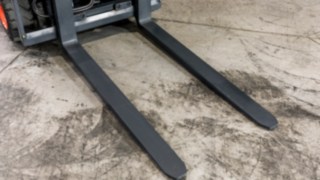 Prolongez la durée de vie de votre chariot élévateur d’occasion grâce à des pièces neuves. Chariot d'occasion Approved de Fenwick avec fourches neuves