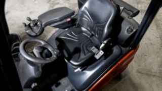 Un poste de travail entièrement rénové pour des conditions de travail optimales Poste de conduite rénové dans le cadre du processus de reconditionnement d’un chariot élévateur d’occasion Fenwick