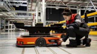 Une technicienne de service de Fenwick répare un C-MATIC