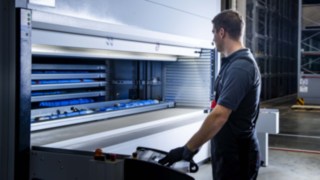 Un technicien de service de Fenwick s’occupe du système de stockage automatisé pour petites pièces