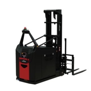 Ce gerbeur à contrepoids automatisé I-MATIC AC core est équipé d’une fourche double permettant de manipuler deux palettes à la fois.
