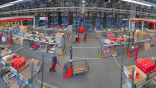 Flux de marchandises dans un entrepôt avec des équipements Fenwick-Linde Flux de marchandises dans un entrepôt avec des équipements Fenwick-Linde