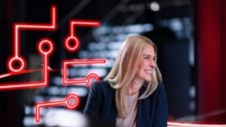 myFenwick est la plateforme logicielle qui répond à tous les besoins d’une gestion de flotte professionnelle. Une femme regardant vers la droite, hors champ