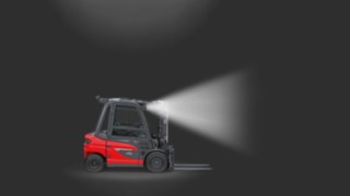 Un chariot frontal Fenwick équipé des phares de travail LED. Un chariot frontal Fenwick équipé des phares de travail LED.