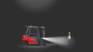 Phares de travail sans éblouissement en action sur un chariot frontal. Phares de travail sans éblouissement en action sur un chariot frontal.