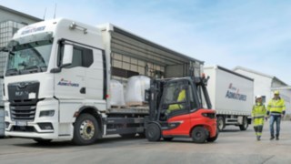 Un chariot élévateur Fenwick X25 charge un camion CEMEX