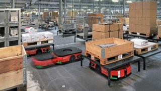 Plusieurs AMR C-MATIC Fenwick déplacent des marchandises dans l’entrepôt d’ABS Safety. 