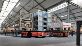 Deux chariots AMR automatisés C-MATIC Fenwick dans l’entrepôt d’ABS Safety.
