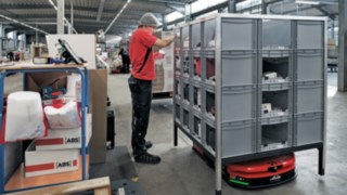 Un collaborateur d’ABS Safety prélève des pièces sur un rayonnage que le C-MATIC Fenwick a amené jusqu’à lui.