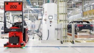 De plus en plus de constructeurs automobiles découvrent que l’intralogistique constitue un facteur précurseur de leur transformation. Site de production automobile avec technologie d’hydrogène Fenwick