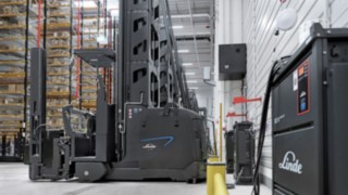 17 chariots K Fenwick sont utilisés dans le centre de distribution d’Arvato. Station de recharge de chariots K Fenwick