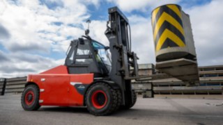 Le chariot électrique E160 Fenwick transporte sans problème des charges allant jusqu’à 16 tonnes.