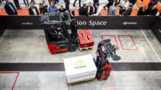 Deux chariots Fenwick transportent des charges au salon LogiMAT 2025.