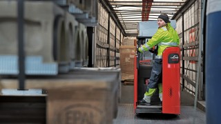 Une collaboratrice de DB Schenker recule sur une rampe de chargement avec le Fenwick D12 HP SP