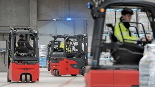 Trois chariots élévateurs Fenwick en action chez DB Schenker