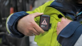 Un collaborateur de DB Schenker porte le module piéton du Fenwick Safety Guard