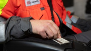 Photo d’un cariste qui procède au Pre-Op Check.