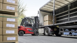 Le chariot électrique X35 de Fenwick séduit par sa puissance et sa résistance. Un chariot électrique X35 de Fenwick décharge un camion chez EOT.