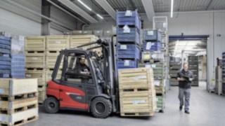 Deux autres caractéristiques du X35 de Fenwick : une ergonomie et une sécurité exceptionnelles. Le chariot électrique X35 de Fenwick transporte des marchandises dans l’entrepôt d’EOT