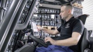 Un cariste dans une cabine ergonomique avec siège à supsension de chariot élévateur Fenwick