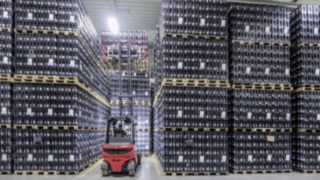 Le chariot électrique X35 Fenwick empile des caisses de boissons dans un entrepôt d’Ensinger