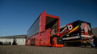 La flotte de location Fenwick est livrée par camion et déchargée.