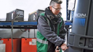 Vidéo de la conversion du plomb-acide à la technologie moderne lithium-ion de Fenwick chez Fritz