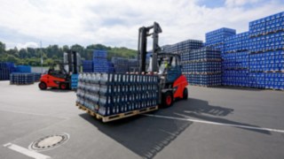 Grâce à l’utilisation d’une énergie primaire issue de sources renouvelables, le fonctionnement des chariots électriques Fenwick E80 s’effectue entièrement sans émission chez Gerolsteiner. 