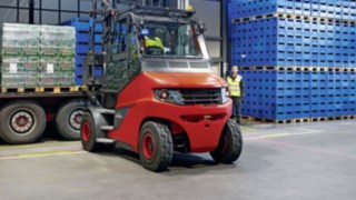 Le système d’assistance Fenwick Safety Guard assure la sécurité chez Heineken Switzerland. Un chariot élévateur Fenwick E80 charge un camion chez Heineken