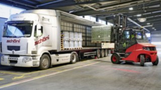 Pour son intralogistique, Heineken Switzerland SA utilise des chariots frontaux Fenwick. Un chariot élévateur Fenwick charge des palettes de bière Heineken dans un camion