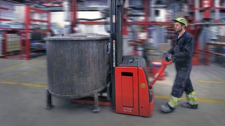 Un transpalette antidéflagrant L14 EX Fenwick dans l’entrepôt d’Inver GmbH