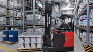 Un chariot à mât rétractable antidéflagrant R14 Fenwick dans l’entrepôt d’Inver GmbH