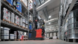 Un chariot à mât rétractable antidéflagrant E14 EX Fenwick dans l’entrepôt d’Inver GmbH