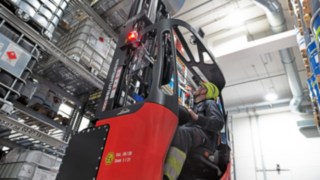 Un chariot à mât rétractable antidéflagrant R14 EX Fenwick dans l’entrepôt d’Inver GmbH