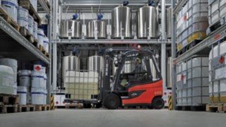 Un chariot électrique antidéflagrant (ATEX) E25 EX Fenwick dans l’entrepôt d’Inver GmbH