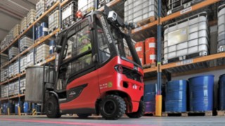 Un chariot électrique antidéflagrant (ATEX) E25 Fenwick dans l’entrepôt d’Inver GmbH