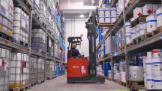 Un chariot à mât rétractable antidéflagrant R14 EX Fenwick dans l’entrepôt d’Inver GmbH. 